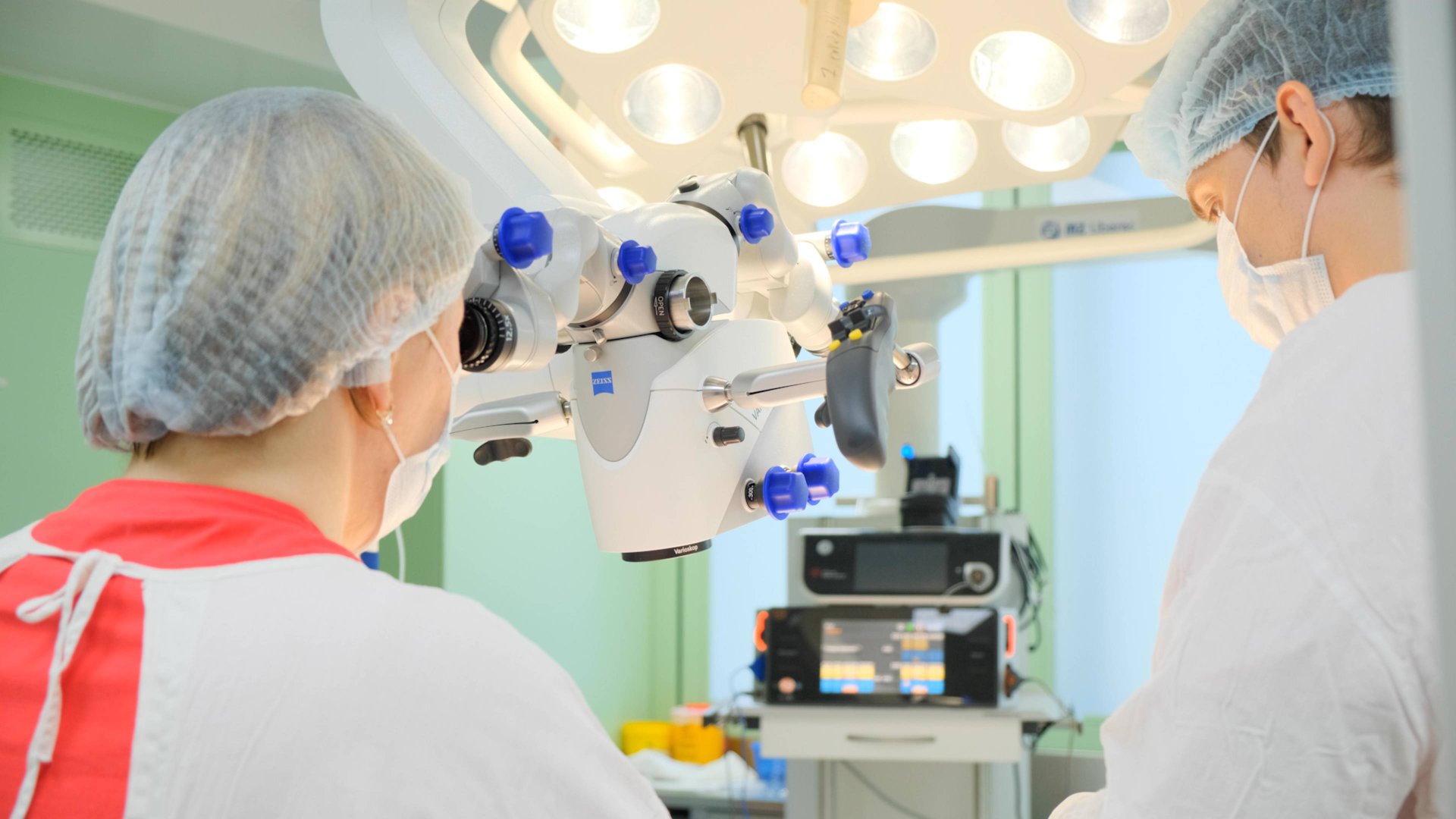 Под контролем микроскопа: в областном онкодиспансере удаляют опухоли с высокой точностью