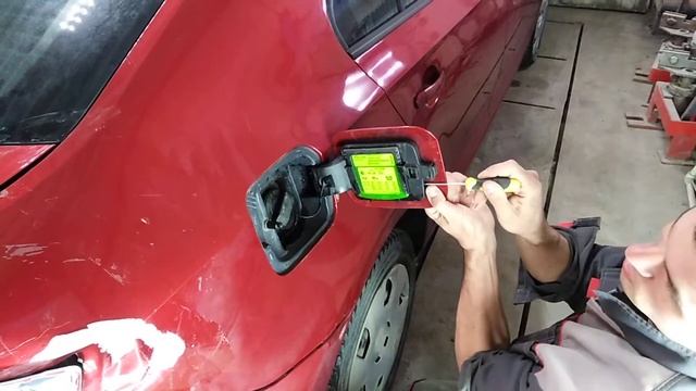 Как снять лючок на Skoda Rapid