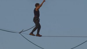 Канатоходец падает с каната