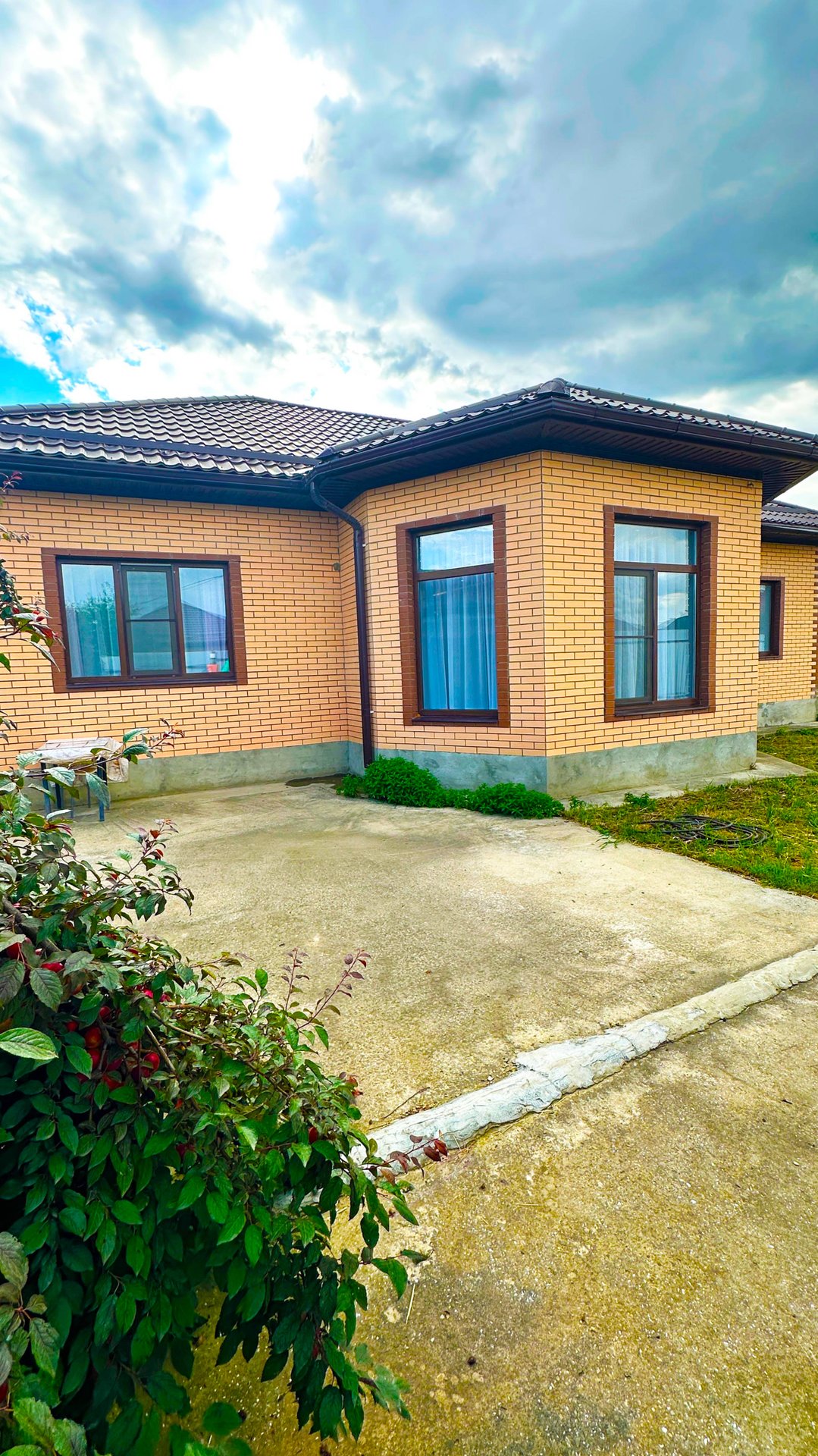 Современный дом с шикарной кухней-гостиной — уют рядом с городом и быстрый путь к морю смотреть онлайн