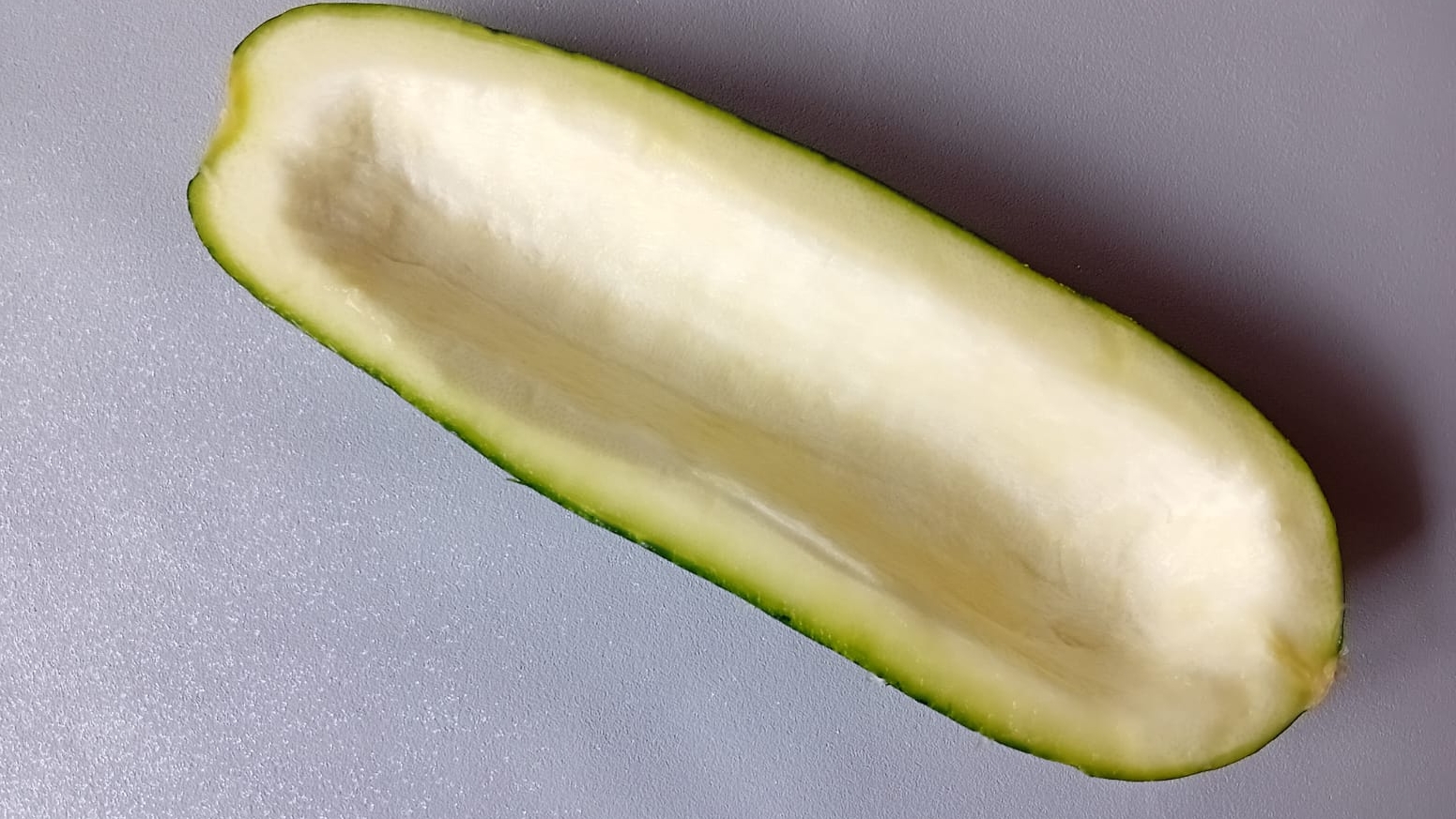 ЛОДОЧКИ из КАБАЧКОВ с КУРИНЫМ ФИЛЕ, ГРИБАМИ, ОВОЩАМИ и СЫРОМ смотреть онлайн