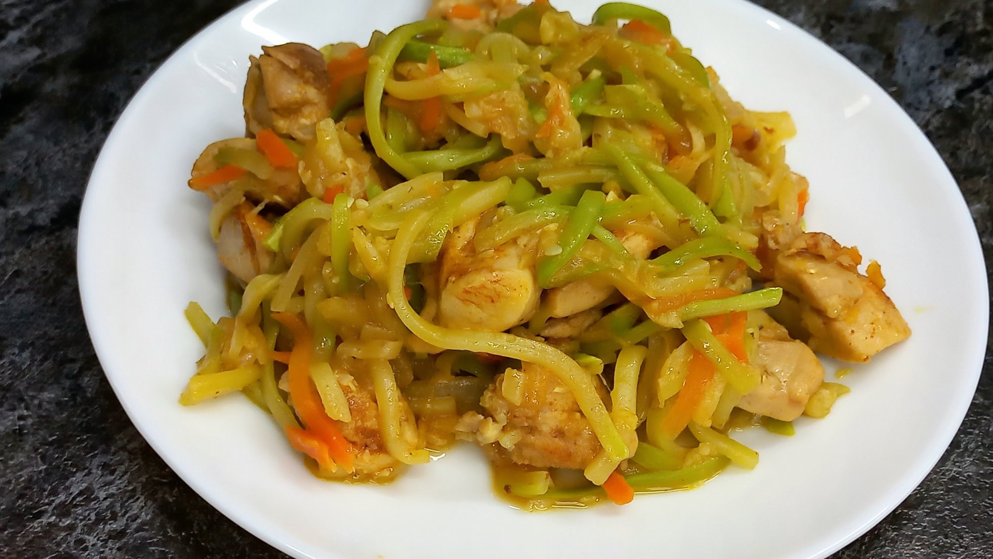 Спагетти из кабачков с курицей на ужин смотреть онлайн