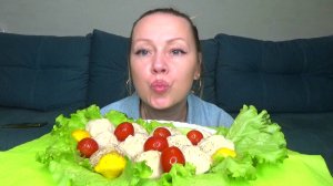 Мукбанг фрикадельки куриные , соленья вкусные. Еда на камеру.