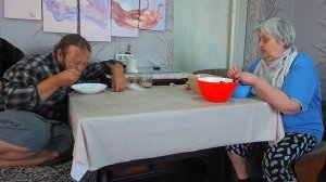 Залетела муха в суп ВКУСНО КУШАЮ на кухне Мама ягоду перебирает