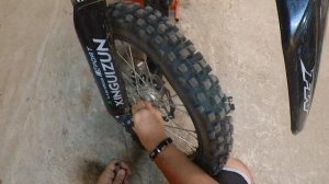 снимаем переднеее колесо на эндуро мотоцикле