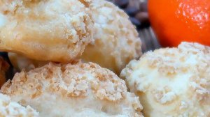 Пирожное Шу с заварным кремом и хрустящим кракелином.