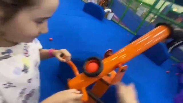 Внучка в Космосе. Торгово развлекательный центр КОСМОС в Челябинске. смотреть онлайн