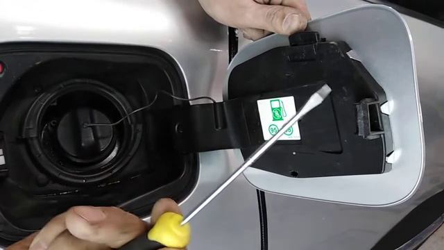 Как снять лючок на Renault Kaptur