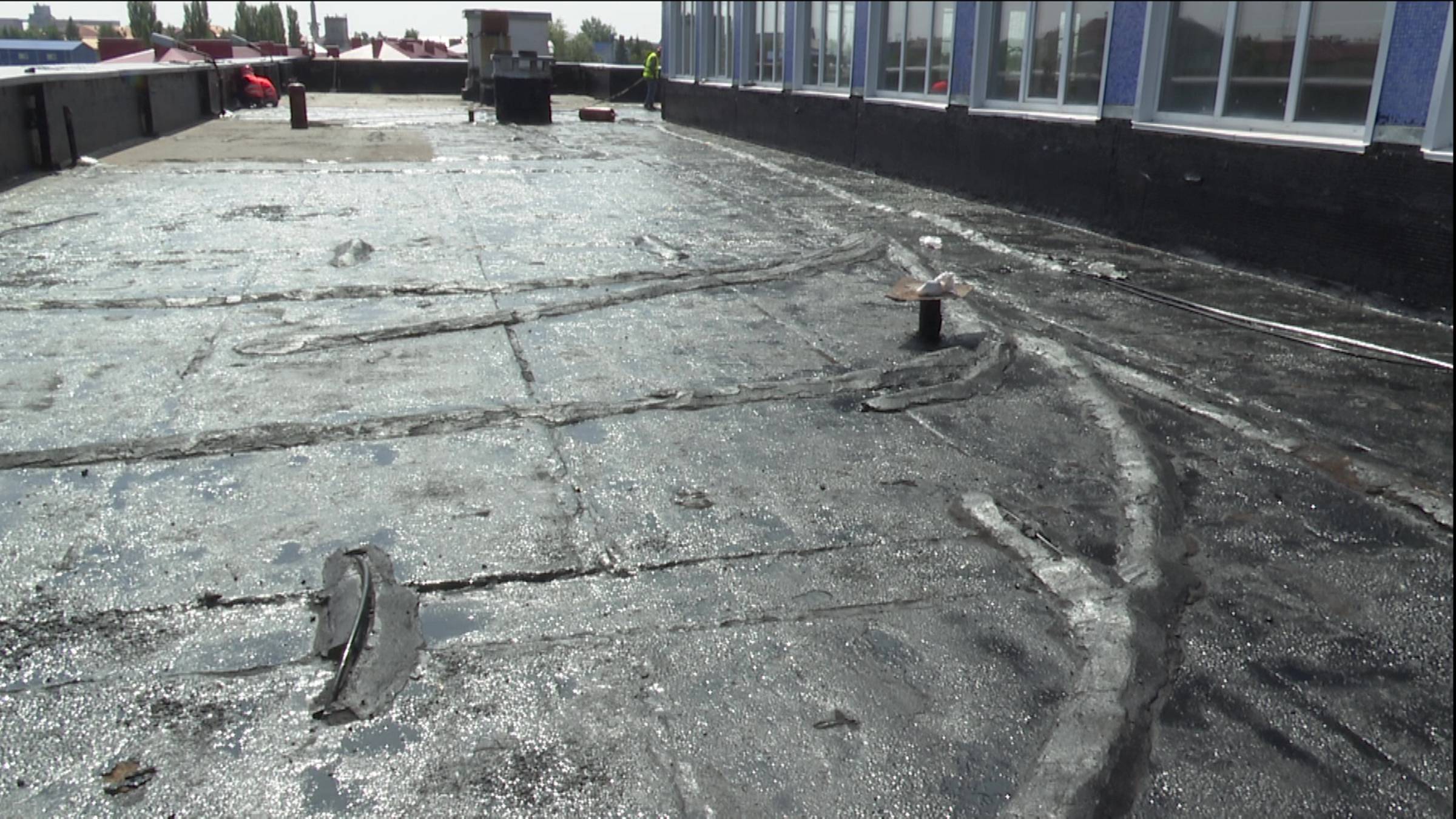 В школе №9 г. Нурлат идет капитальный ремонт кровли смотреть онлайн