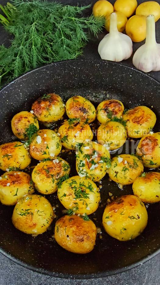 Молодая картошка с чесноком и укропом