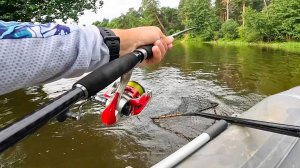 ТРОЙНИК ВЫГИБАЕТ и ДАВИТ, РЫБА УМЕЕТ УДИВИТЬ. Рыбалка на КРАСИВОЙ ЛЕТНЕЙ реке в 2025