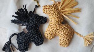 Лошадка брелок крючком, как в Pinterest