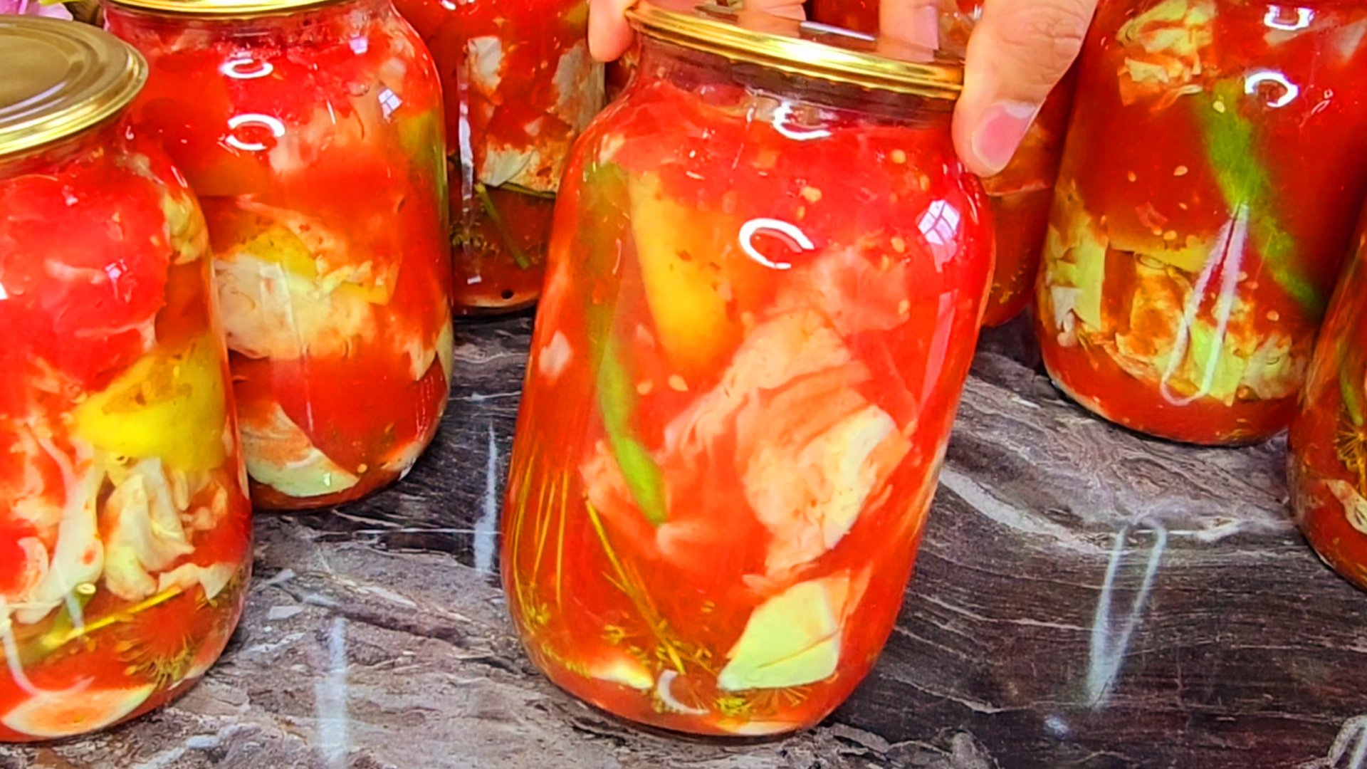 Зимой пальчики оближешь. Капуста в томатном соке на зиму! Самый простой способ приготовления! смотреть онлайн