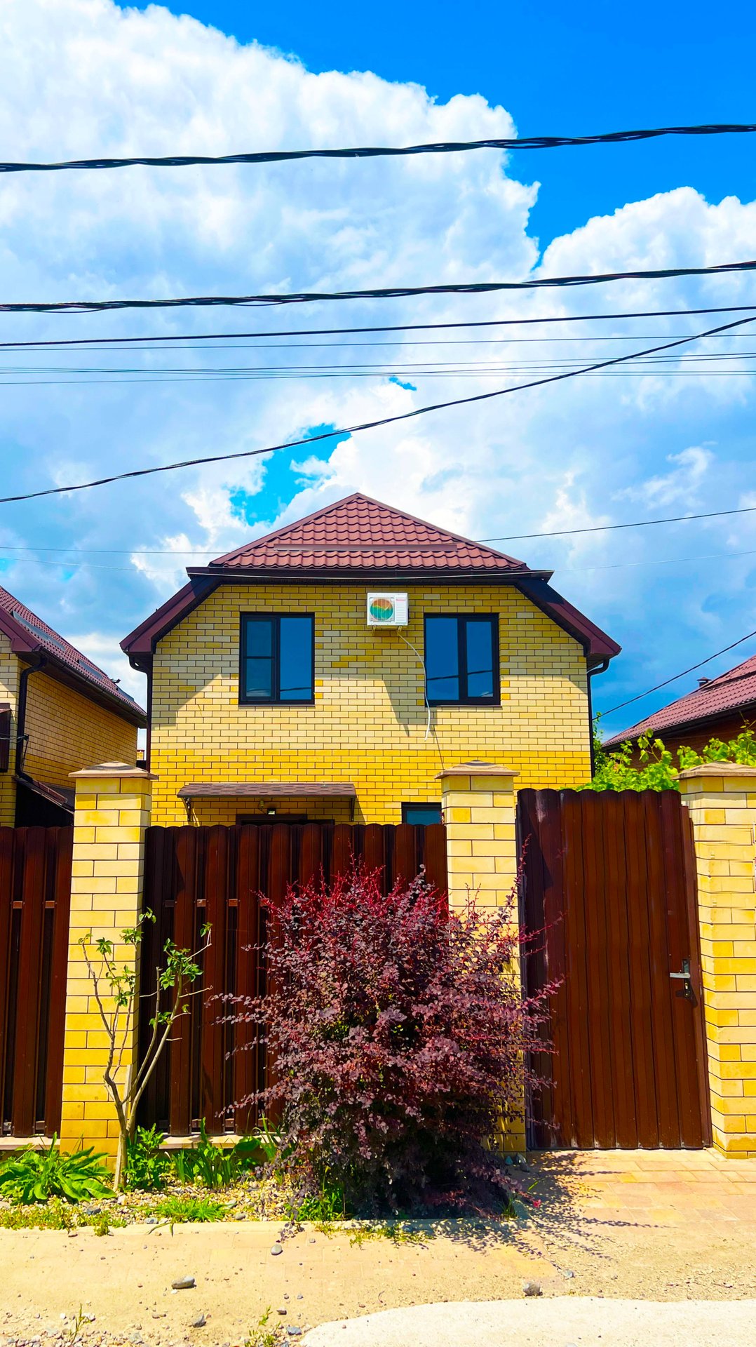 Здесь не копают, а живут красиво: стильный дом с ремонтом, террасой и местом под барбекю и бассейн смотреть онлайн