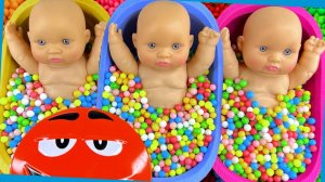 Мультики для малышей. Смешиваем в ванне конфеты M&M's и слайм. Смотреть онлайн залипалки  для детей