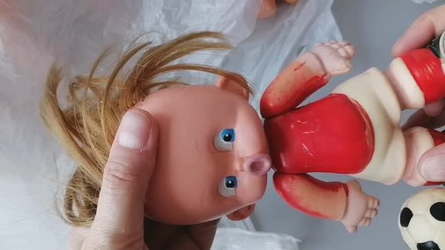 Коробка со старыми куклами