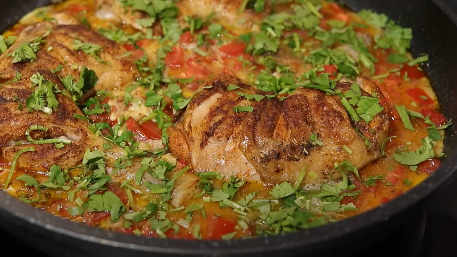 Куриные ножки в сковороде с яйцом и помидорами смотреть онлайн