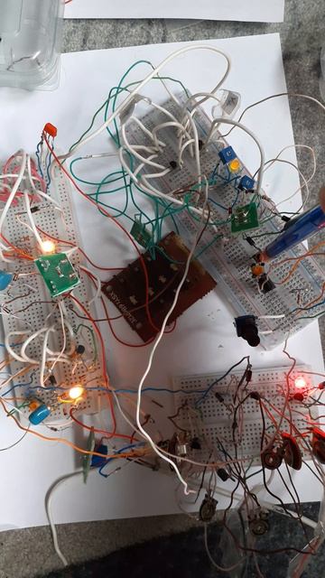 Часы, счетчик на транзисторах (мультивибратор+счётный триггер + логика) смотреть онлайн