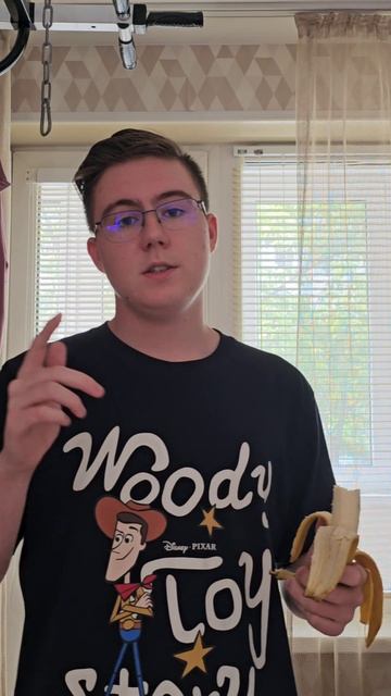 3 день челенджа, как я кушаю банан 🍌