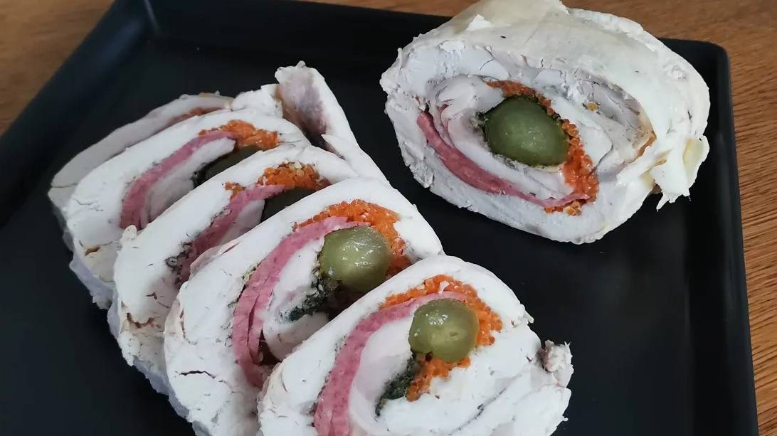 Простой и вкусный куриный рулет — удивите своих близких!
