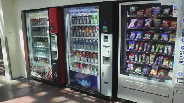 10 Торговых Автоматов с Самыми Интересными и Необычными Товарами смотреть онлайн