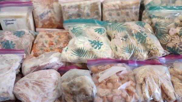 Заготовка полуфабрикатов в морозилку / Preparation of semi-finished products in the freezer