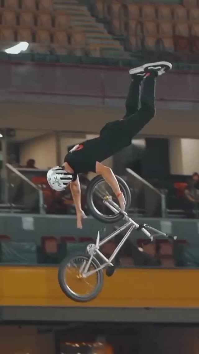 Очень крутой трюк с велосипедом!