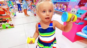 Ева нашла подарки и много Игрушек, куклы в Магазине! Видео для детей.