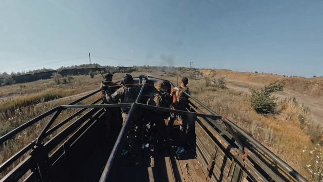 Экстремальные тренировки с 87-м полком: борьба с дронами и стрельба на ходу! смотреть онлайн