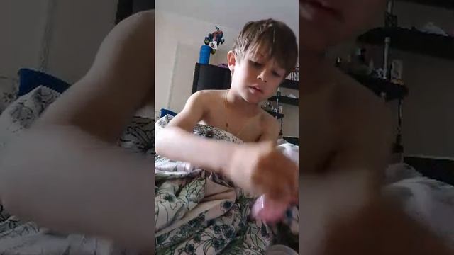 Андрей делает что-то из пластилина