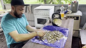 Разбирал гараж, открыл подвал и нашел копилку полную денег.