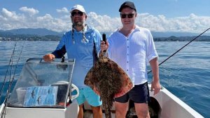 Трофейная рыбалка в Адлере 22.07.2025 и бонусом безумный дельфин. Смотреть до конца.