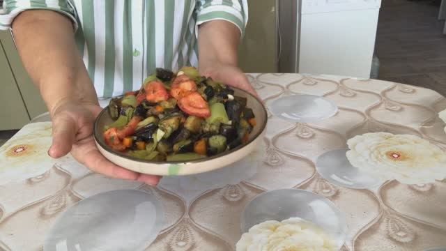 Овощное рагу с баклажанами на сковороде. смотреть онлайн