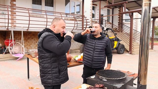 ПРИГОТОВИЛ ШАШЛЫК из МЕДВЕДЯ на ОБЫЧНОМ МАНГАЛЕ смотреть онлайн