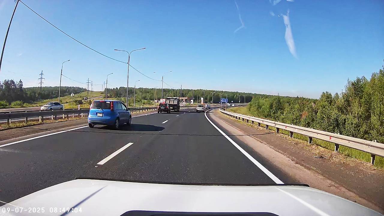 Нива в потоке машин ведет себя достойно смотреть онлайн