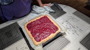 Песочный пирог с малиновым конфитюром.