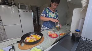 Собрали огурцы и базилик. Приготовили вкусный завтрак. ЖИЗНЬ простых людей в деревне