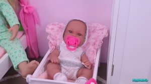 🍿 Кукла СЕСТРЕНКА БЕБИ БОН кормит и одевает малыша для прогулки в парке! Поиграйте в игрушки