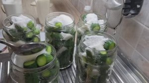 Мариную огурцы.Соль,сахар и уксус прямо в банку.