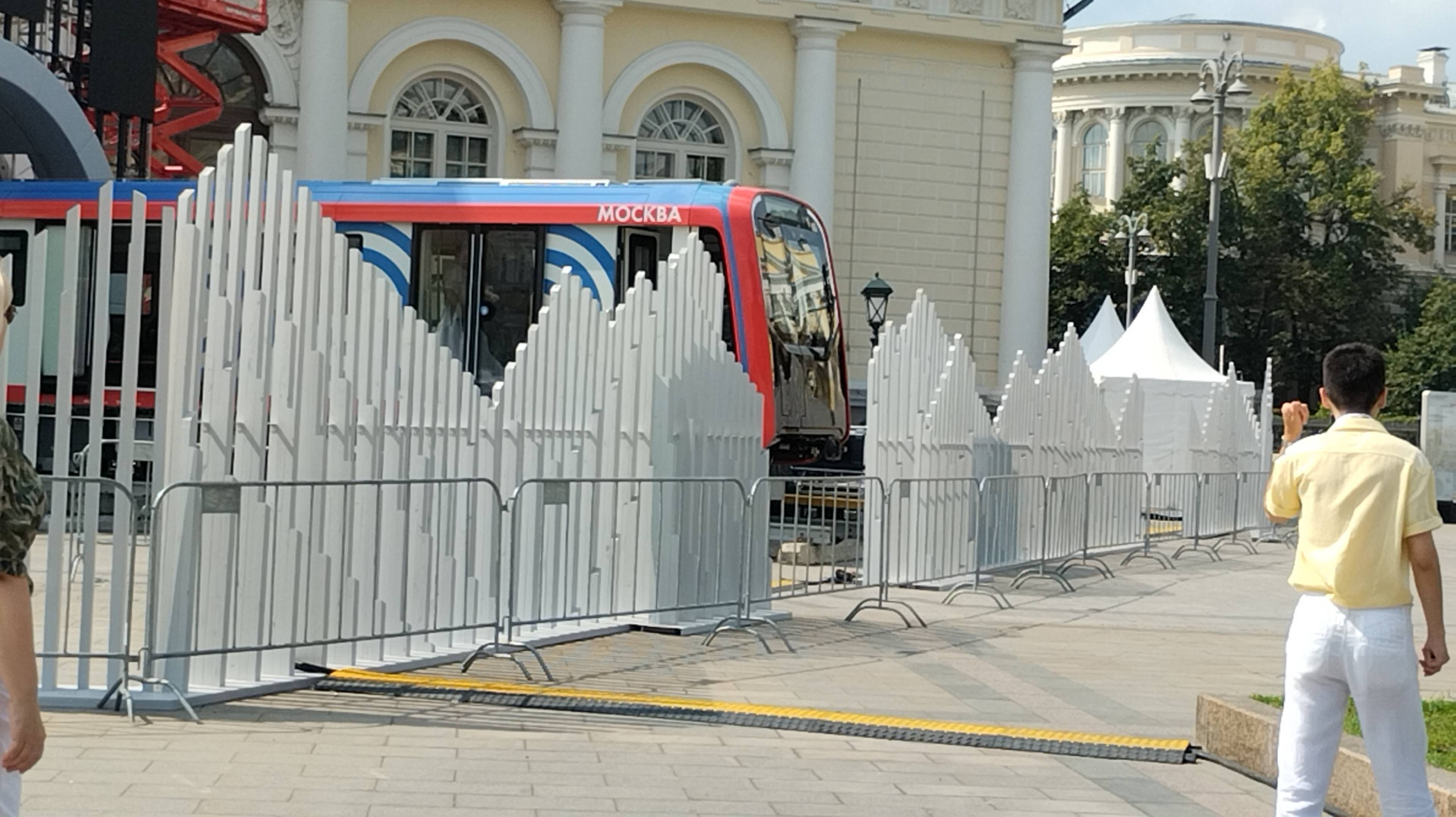 Москва. На манежном площади делают поезда к выставке Станция Манеж. Откроется до 1 августа смотреть онлайн