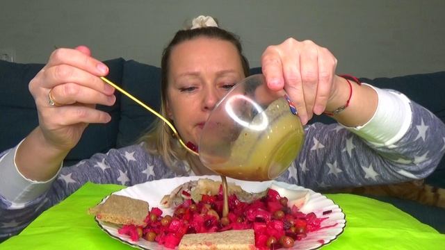 Мукбанг винегрет и вареная ножка куры. еда на камеру. смотреть онлайн