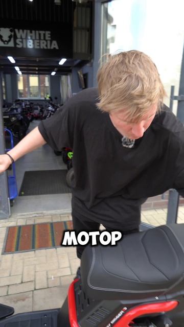 Дерзкий скутер #whitesiberia#электротранспорт#обзор#рек#скутер#электроскутер смотреть онлайн