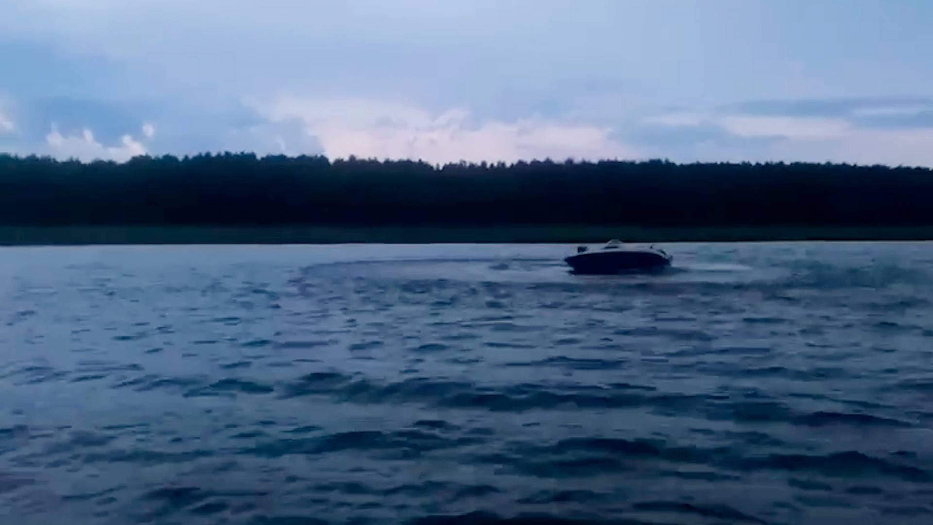 На Иваньковском водохранилище спасатели поймали "сбежавший" от владельца катер смотреть онлайн