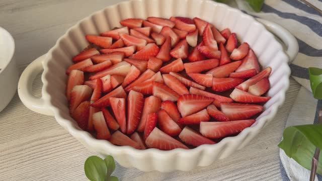 Летний сметанник с клубникой и шоколадной песочной основой. Просто и вкусно! Сохраняйте и готовьте! смотреть онлайн