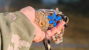 Снова, кто-то раскидал украшения в воде.