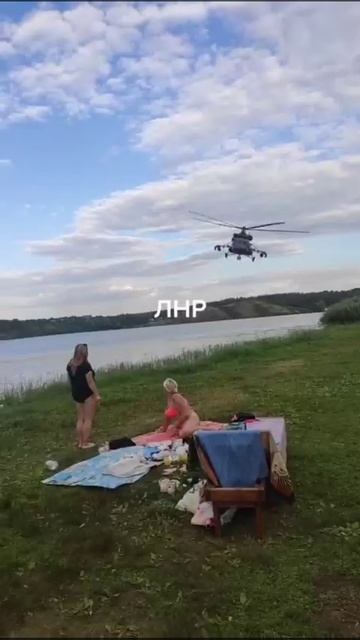 Вертолёты ВКС России развлекают местных жителей ЛНР смотреть онлайн