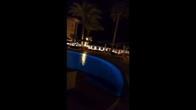 Как прекрасно прогуляться вечером по сказочным дорожкам.