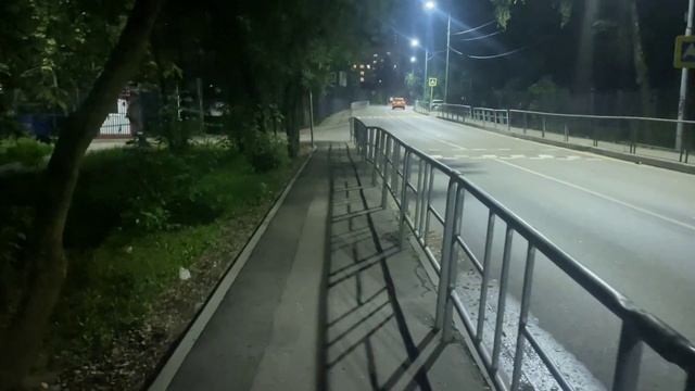 Свет фонарей и тени создают магию городской ночи