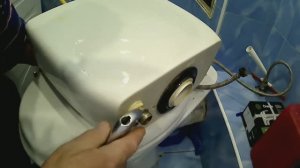 Бачок унитаза сняли. Трубка подачи воды не откручивается.