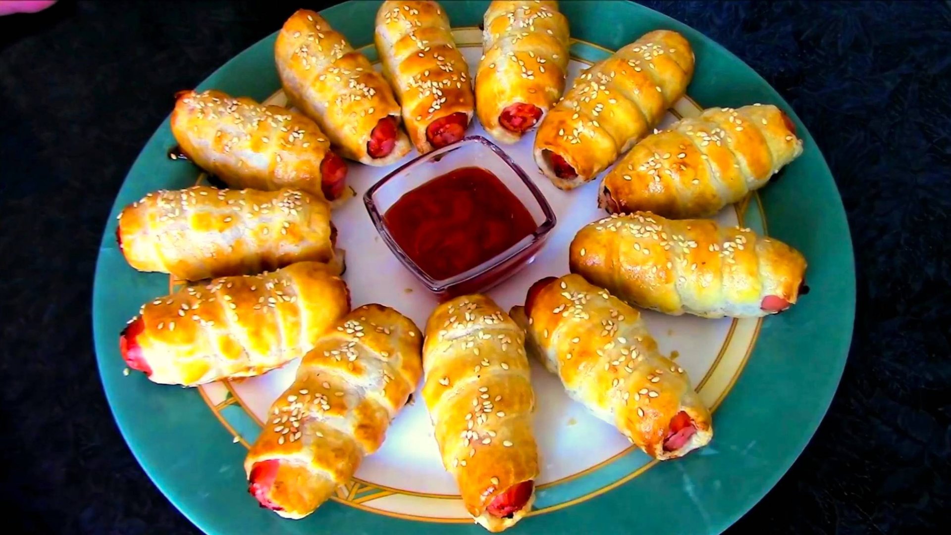 Сосиски в слоеном тесте смотреть онлайн